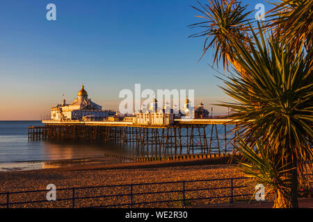 England, East Sussex, Eastbourne, am frühen Morgen Licht auf Eastbourne Pier und Eastbourne Strand Stockfoto