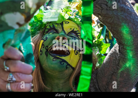 England, East Sussex, Hastings, die jährliche traditionelle Jack im Grünen Festival aka Der Grüne Mann Mai Tag Festival, Parade Teilnehmer im Kostüm Stockfoto