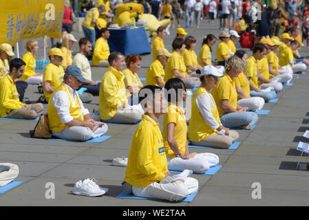 London, England, UK. Menschen üben Falun Dafa/Falun Gong im Freien in Trafalgar Square Stockfoto