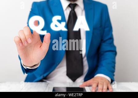 Handschrift Text schreiben Q und A konzeptionelle Foto definiert als Fragen gestellt und Antworten Geschäftsmann mit Zeigefinger vor ihm Stockfoto