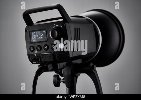 Marke neue Fotografie studio flash Kopf eingeschaltet in einem Foto Studio Umgebung. Stockfoto
