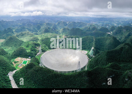 Pingtang. 27 Aug, 2019. Foto am 12.08.27, 2019 zeigt Chinas fünf-hundert-meter Aperture Spherical Radioteleskop (SCHNELL) unter Wartung im Südwesten Chinas Provinz Guizhou. China's fünf-hundert-meter Aperture Spherical Radioteleskop (SCHNELL), die weltweit größte Einzel-Teller Radioteleskop, hat 93 neue Pulsare seit Oktober 2017 wird die Forschung team Freitag verkündet. Credit: Ou Dongqu/Xinhua/Alamy leben Nachrichten Stockfoto