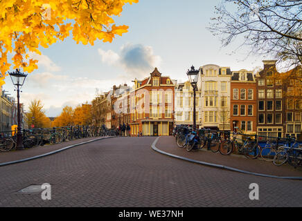 Stonepaved Straße in der Altstadt mit historischen Häusern, Amstardam, Niederlande im Herbst Stockfoto