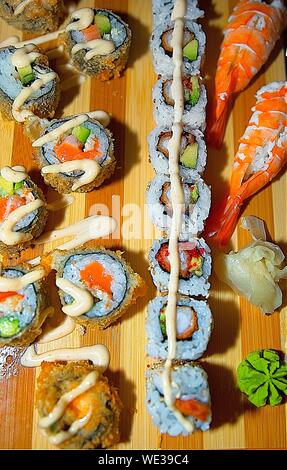 . Sushi Teller. Isoliert. Eine Auswahl von japanischen Sushi mit Ingwer und Wasabi an der Seite der Schüssel. Stock Bild. Stockfoto