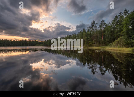 Malerische Seenlandschaft mit Ruhe Stimmung, Sonnenuntergang und schöne Reflexionen an Sommerabend in Finnland Stockfoto