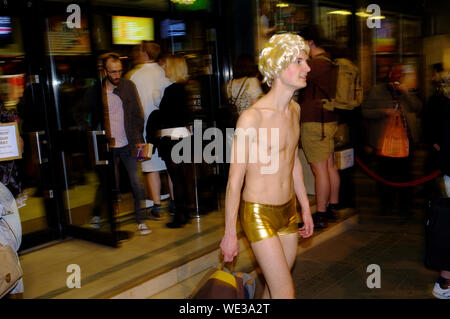 Zielgruppe für eine Halloween Screening von sing-a-long-a Rocky Horror Picture Show an, Prince Charles Cinema, 7 Leicester Place, London, Großbritannien. Stockfoto