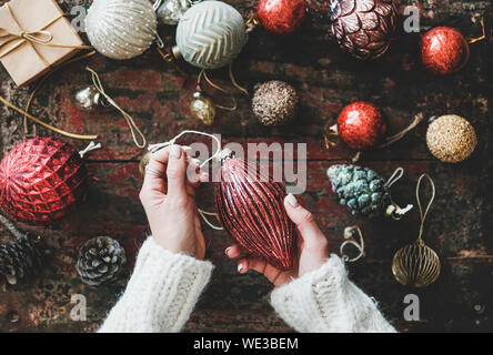 Weihnachten Dekoration Spielzeug und der Frau die Hände über rustikal Hintergrund Stockfoto