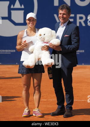 Nürnberg, Deutschland - 25. Mai 2019: Kazach tennis player Yulia Putintseva den Empfang der Sieger Trophy im Euro 250.000 WTA Versicherungscup Stockfoto