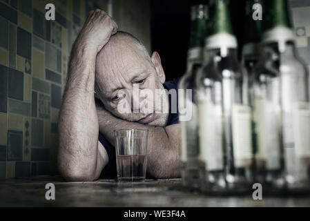 Ein verzweifelter Mann fällt in eine Depression und wird Alkoholische und miserabel. Seine Neigung führt ihn in einem Zustand der Einsamkeit und Armut. Er hat keine hop Stockfoto