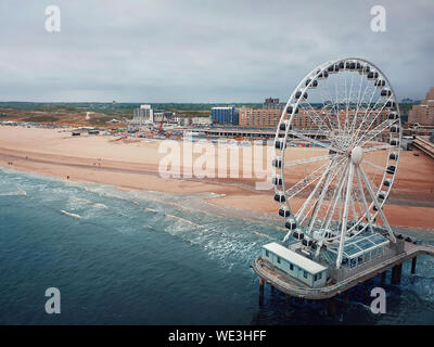 Antenne Stadtbild der Riesenrad und der de Pier in Den Haag, Niederlande. Düsterer Tag nahe der Nordsee mit Blick auf den Strand von Scheveningen sh Stockfoto