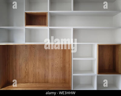 Leerer Schrank Regal Hintergrund. Moderne aus Holz Kisten, schöne weiße und braune Innenausstattung Kombination, abstrakte Formen und Muster. Stockfoto