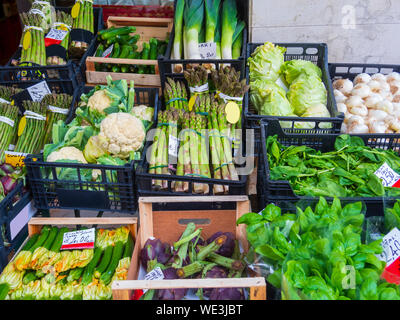 Vielzahl von frischem Gemüse auf dem Markt. Gesunde italienische Küche Stockfoto