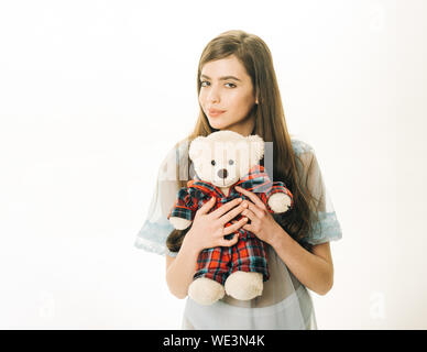 Dame in transparent blau Nachthemd teddy bear in Händen hält, weißer Hintergrund, kopieren. Mädchen mit Plüsch Bär Spielzeug wünsche süße Träume. Süße Träume c Stockfoto