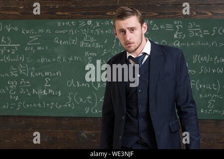 Intelligenter Mann in Anzug im Klassenzimmer. Aristokraten und Elite Konzept. Stockfoto