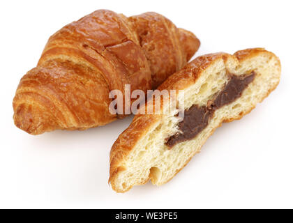 In Scheiben geschnitten Croissant mit Schokolade auf weißem Hintergrund Stockfoto