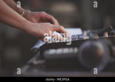 Hip hop Beat maker spielen Beats auf Rap Musik Konzert mit drum machine. professioneller Musiker spielt beliebte musikalische Spuren auf der Bühne mit Midi controll Stockfoto