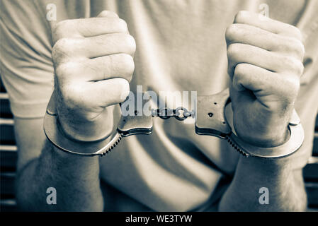 Handschellen geschlossen auf die Hände. Kriminelle Bestrafung Konzept. Stockfoto