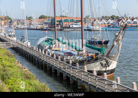 Historische Segelschiff vertäut an der Pier von Dutch Village Urk Stockfoto