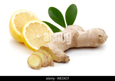 Frischer Ingwer und Zitrone mit Blättern auf weißem Hintergrund Stockfoto