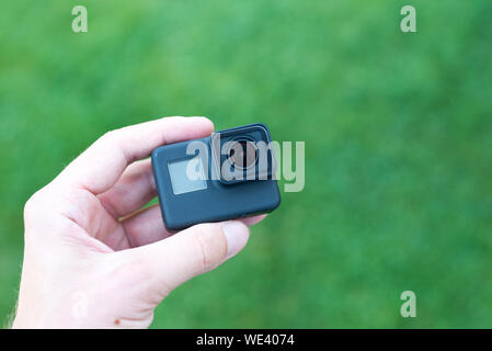 Kleine Action Kamera ih Hand close-up. Stockfoto