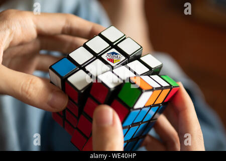 Bangkok, Thailand - 22. August 2019: ein Mann löst Rubik's Cube 4x4. Stockfoto