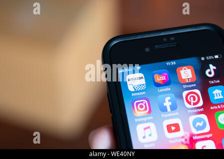 Bangkok, Thailand - 22. August 2019: iPhone 7 zeigt den Bildschirm mit Amazon und anderen on-line-Einkaufen-Symbol. Stockfoto