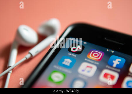 Bangkok, Thailand - 22. August 2019: iPhone 7 zeigt den Bildschirm mit TikTok und andere soziale Medien Anwendungssymbolen. Stockfoto