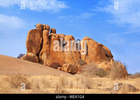 Roten kahlen Granitgipfel auf blauer Himmel, alte geologische Formationen, Erongo Gebirge, Naukluft National Park, Wüste Namib, Namibia, Afrika Stockfoto