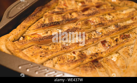 Englisch Chicken Pie. Hausgemachte Chicken Pie close-up auf dem Tisch. horizontale Ansicht von oben Stockfoto