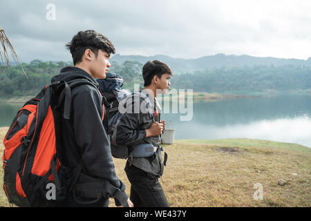 Zwei Mann Wanderer Wandern in der Nähe des Sees am Morgen Stockfoto