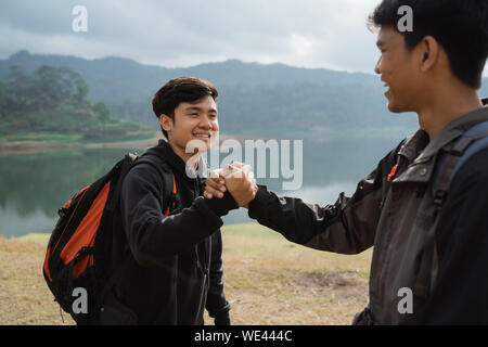 Zwei asiatische mit Freundschaft Hand in der Nähe von See an einem sonnigen Tag Stockfoto