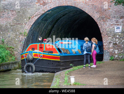 Schmalen Boot, Kew, ursprünglich ein BUTTY dann Motor ausgestattet. Herauskommt, wenn die shutlanger Tunnel am Grand Union Canal, Großbritannien Stockfoto