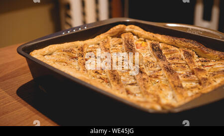 Englisch Chicken Pie. Hausgemachte Chicken Pie close-up auf dem Tisch. horizontale Ansicht von oben Stockfoto