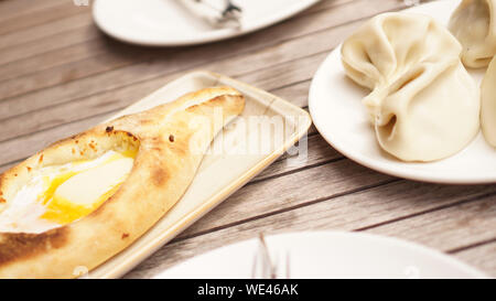 Georgische khachapuri foodset von Adscharien und khinkali. Adschariens traditionelles Essen Stockfoto