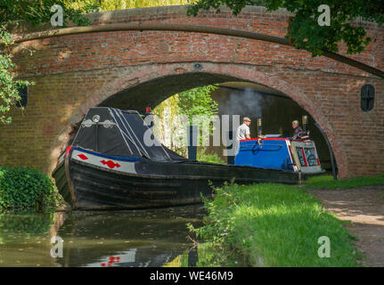 Schmalen Boot, Taube auf dem Grand Union Canal Stockfoto