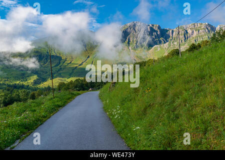 Wunderschöne Landschaft Straße hoch in den Bergen mit tiefen Wolken und hohe Felsen. Stockfoto
