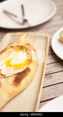 Adschariens traditionelle Fladenbrot - KHACHAPURI oder hachapuri. Georgische essen. vertikale Foto Stockfoto