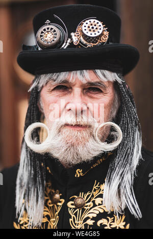 Blaenavon, Wales, Vereinigtes Königreich, Juli, 14, 2019. Blaenavon Eisenhütte Steampunk Festival. Die Leute Spaß haben und in der steampunk Outfits gekleidet. Stockfoto