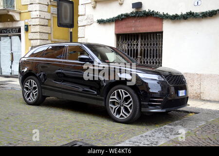 Verona, Italien - 29 April, 2019: Schwarz Land Rover Range Rover Velaren S 4WD durch die Seite der Straße geparkt. Stockfoto