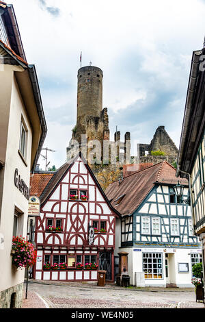 29. August 2019: Burg Ruine Burg Eppstein im Taunus mit Fachwerkhaus, Häuser. Hessen (Hessen), Deutschland. In der Nähe Frankfurt am Main, Wiesbaden. Stockfoto