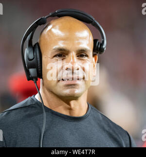 Santa Clara, Kalifornien, USA. 29 Aug, 2019. August 29, 2019: San Francisco defensive Coordinator Robert Saleh Anrufe spielt, während ein NFL preseason Spiel zwischen der Los Angeles Ladegeräte und der San Francisco 49ers bei Levi's Stadion in Santa Clara, Kalifornien. Valerie Shoaps/CSM Credit: Cal Sport Media/Alamy leben Nachrichten Stockfoto