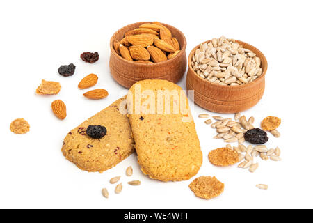 Mandeln, Samen und Rosinen in einem hölzernen Schüsseln. Gesunde Zutaten für Cookies, Müsli und Müsli. Organisches Frühstück Stockfoto