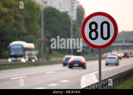 80 km/h Geschwindigkeitsbegrenzung unterzeichnen eine Autobahn voller Autos Stockfoto