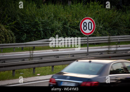 80 km/h Höchstgeschwindigkeit Zeichen einer Autobahn Stockfoto