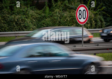 80 km/h Geschwindigkeitsbegrenzung unterzeichnen eine Autobahn voller Autos Stockfoto