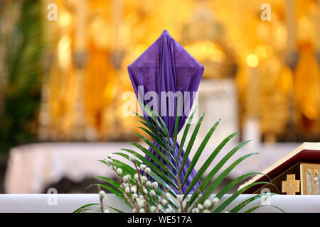 Bedeckt mit lila Tuch über dem Altar in der Fastenzeit und Karwoche Stockfoto