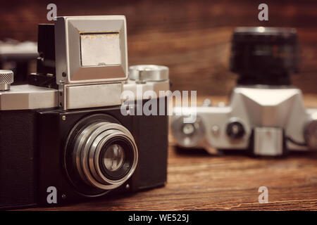 Vintage Kamera auf Holztisch und leeren Raum für Text oder Bild für Design Stockfoto