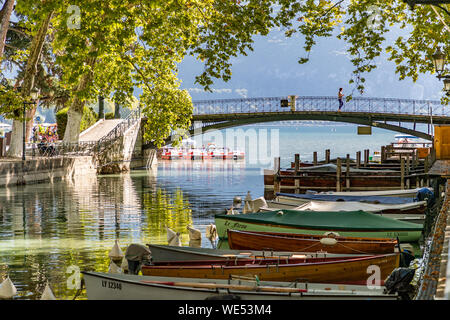Wooden rowing boats lined up in the Canal du Vasse in Annecy, France Stockfoto