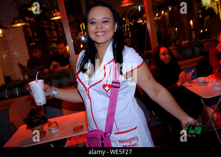 Die Leute feiern, Halloween, Old Compton Street, Soho, London, Großbritannien. Stockfoto