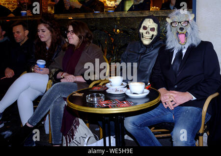 Die Leute feiern, Halloween, Old Compton Street, Soho, London, Großbritannien. Stockfoto